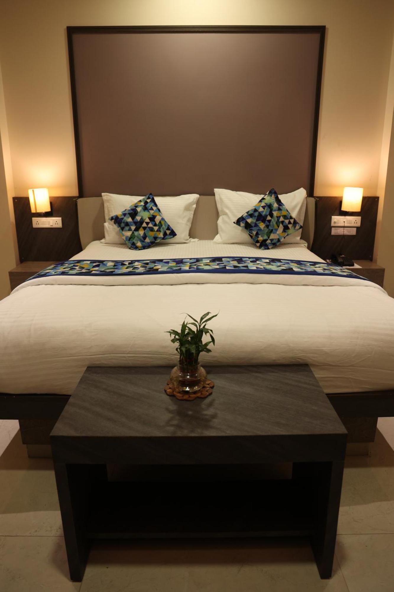 Hotel Pinaka Inn ลัคเนา ภายนอก รูปภาพ