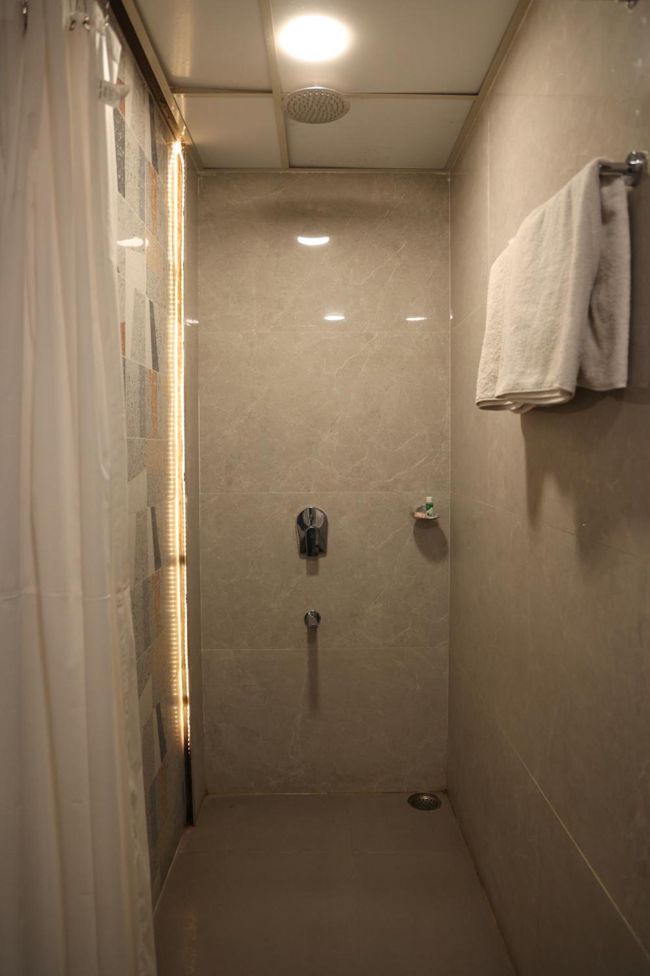 Hotel Pinaka Inn ลัคเนา ภายนอก รูปภาพ